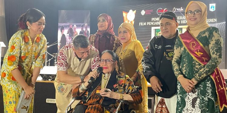 Connie Sutedja, Diganjar Trofi Kartini Musik dan Film Kategori Pengabdian Seumur, Menangis Terharu