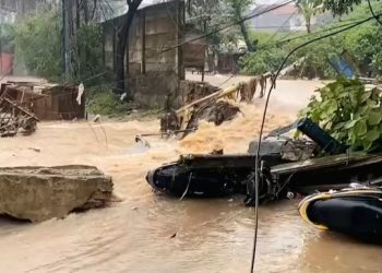 Tembok Setinggi 5 Meter Roboh di Jalan AUP Pasar Minggu, Puluhan Rumah Terendam