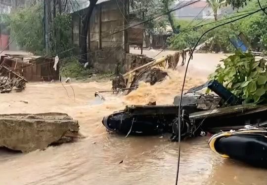 Tembok Setinggi 5 Meter Roboh di Jalan AUP Pasar Minggu, Puluhan Rumah Terendam