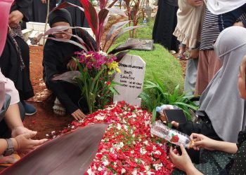 Suasana Haru Iringi Kepergian Hj. Yunita Ababil ke Peristirahatan Terakhir