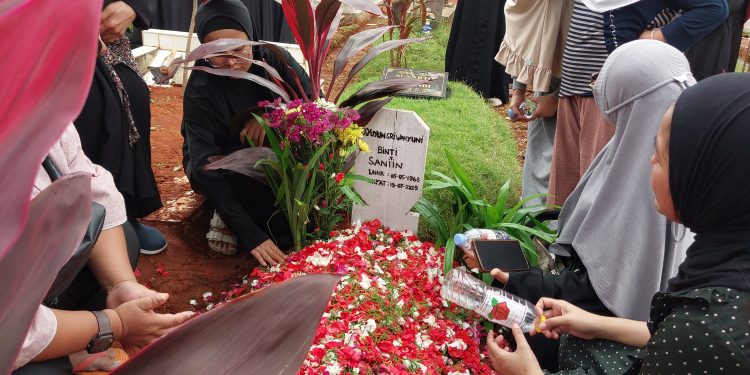 Suasana Haru Iringi Kepergian Hj. Yunita Ababil ke Peristirahatan Terakhir