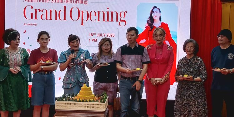 Cintai Musik, Ny. Akim Oei Dirikan Nafiri Home Studio Recording