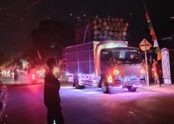 Truk Muatan Kayu Tersangkut Kabel PLN, Wilayah Sumanding Wetan Alami Pemadaman Total