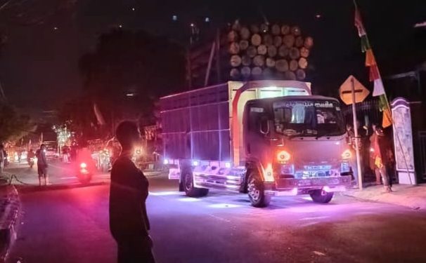 Truk Muatan Kayu Tersangkut Kabel PLN, Wilayah Sumanding Wetan Alami Pemadaman Total