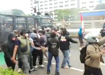 Aksi 25 Agustus Rusuh,Aparat Pukul Mundur Pendemo Hingga ke Slipi