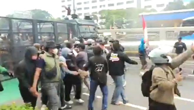 Aksi 25 Agustus Rusuh,Aparat Pukul Mundur Pendemo Hingga ke Slipi