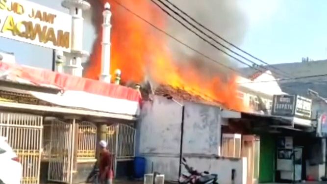 Gas Bocor, 4 Ruko Dan 1 Rumah Tinggal di Jalan Bangka Hangus Dilalap Api