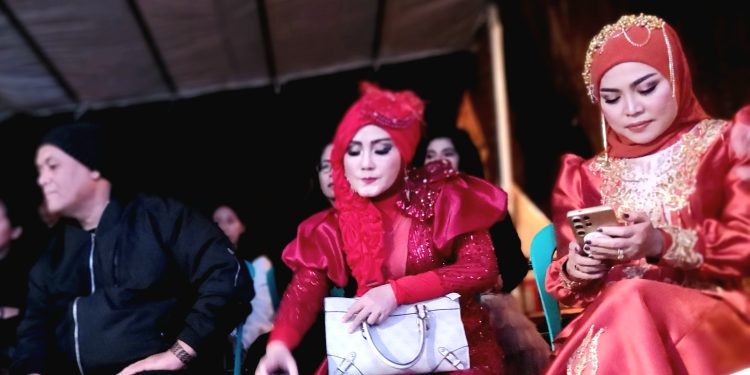 Pedangdut Mega Mustika,Caca Handika dan Emi Purnamasari Hipnotis Warga Cisungsang Banten