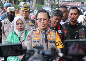 Polda Metro Jaya Bagikan Helm Dan Sembako Untuk Driver Ojol