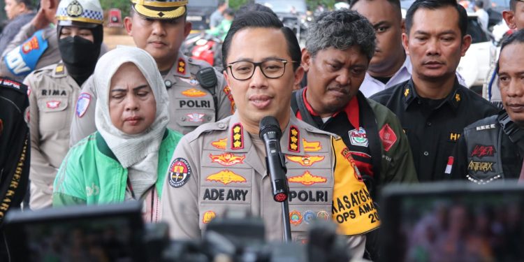 Polda Metro Jaya Bagikan Helm Dan Sembako Untuk Driver Ojol