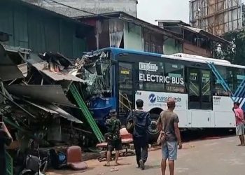 Sopir Mengantuk, Busway Tubruk Toko Peralatan Kantor di Menteng Atas