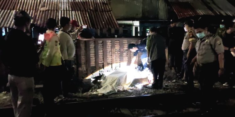 Menunggu Driver Ojol, Wanita Muda Tersambar Commuterline di Tebet