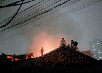 Hujan Deras,Kebakaran Hebat Landa Kawasan Padat Hunian di Taman Sari
