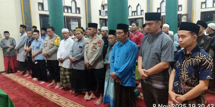 Wujud Duka atas Gugurnya Penjaga Jakarta, Kapolsek Cakung Hadiri Pemakaman dan Berikan Santunan kepada Keluarga Duka