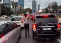 Pemain Sepatu Roda Nekat Terobos Jalur Protokol Ditengah Macet