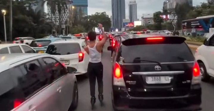 Pemain Sepatu Roda Nekat Terobos Jalur Protokol Ditengah Macet