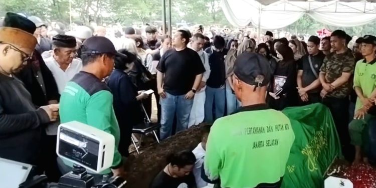 Prosesi Pemakaman Aktor Gary Ishak Diikuti Ratusan Pelayat
