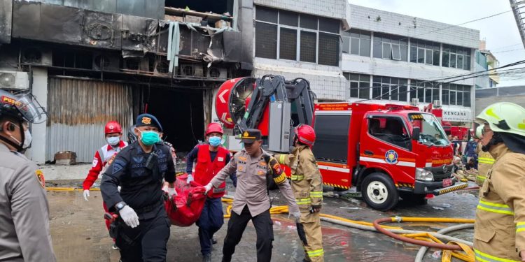Brimob Polda Metro Jaya Bantu Evakuasi Korban Kebakaran PT Terra Drone