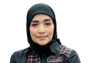 Tampil Menghibur di Diskusi Perempuan Hebat,Nana Mardiana Gandeng Pasangan Baru