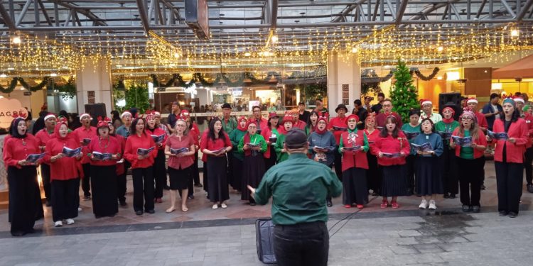 Alumni Angkatan 80-an Unjuk Harmoni, Swara Jakarta 80 Hibur Pengunjung Pasaraya Blok