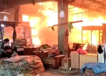 Kebakaran Landa Kios Buah di Pasar Induk Kramat Jati