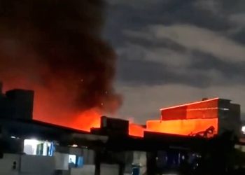 Kebakaran Landa Kawasan Padat Hunian di Teluk Gong