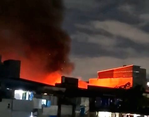 Kebakaran Landa Kawasan Padat Hunian di Teluk Gong