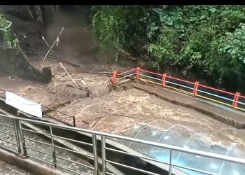 Hujan Deras, Kawasan Wisata Guci Dihantam Banjir Bandang