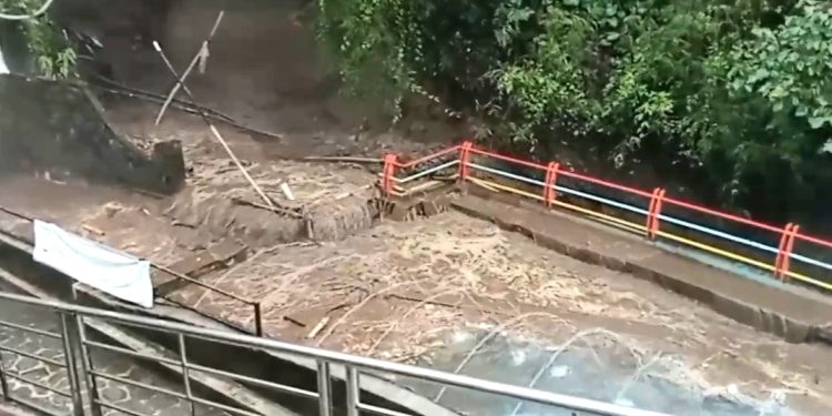 Hujan Deras, Kawasan Wisata Guci Dihantam Banjir Bandang