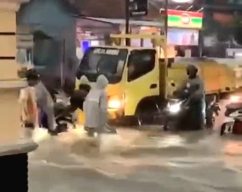 Banjir Bandang Landa Dua Kecamatan di Cirebon