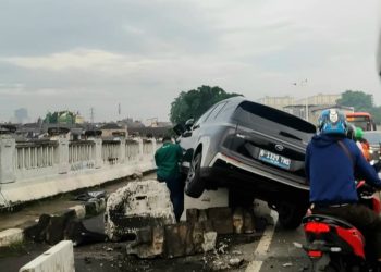 Mobil Listrik Tabrak Pembatas di Fly Over Kalibata