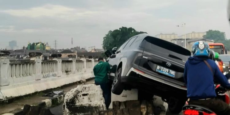 Mobil Listrik Tabrak Pembatas di Fly Over Kalibata