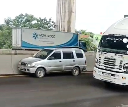 Diduga Serangan Jantung, Pengendara Mobil Tutup Usia di Tol Cikampek