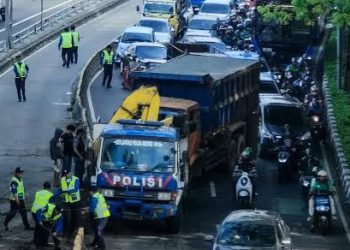 Truk Tabrak Beton Pembatas, Ruas Jalan Casablanca Macet Parah