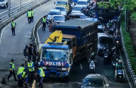 Truk Tabrak Beton Pembatas, Ruas Jalan Casablanca Macet Parah