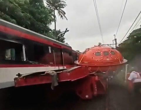 Kontener Tertubruk KA Bandara, Sopir Dan Kernet Selamat