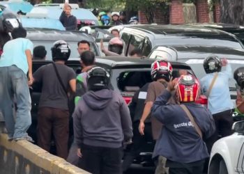 Seruduk Pengguna Jalan Dan Pejalan Kaki, Sebuah Mobil Dikepung Massa di Jakarta Pusat
