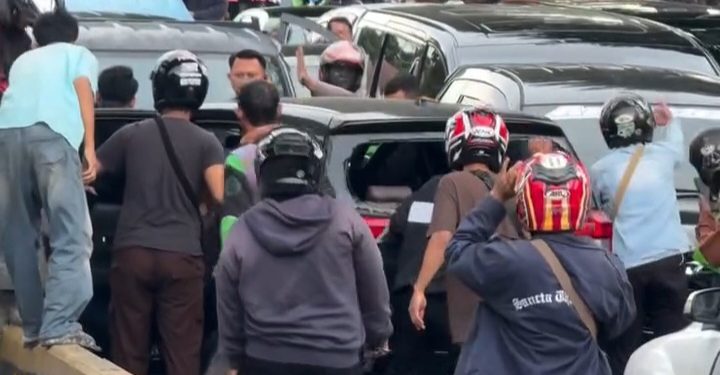 Seruduk Pengguna Jalan Dan Pejalan Kaki, Sebuah Mobil Dikepung Massa di Jakarta Pusat