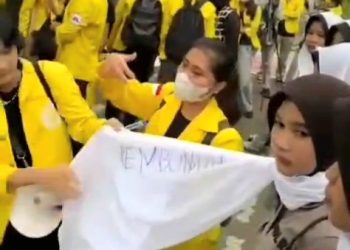 Aksi Penyampaian Pendapat di Mabes Polri; Mahasiswi Berjaket Kuning Ambil dan Coret Kain Penutup Kepala Polwan