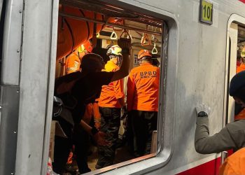 Proses Evakuasi Korban Kecelakaan Kereta di Bekasi Timur Masih Dilakukan,14 Orang Dinyatakan Meninggal Dunia .