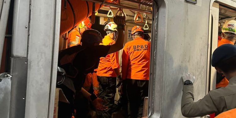 Proses Evakuasi Korban Kecelakaan Kereta di Bekasi Timur Masih Dilakukan,14 Orang Dinyatakan Meninggal Dunia .