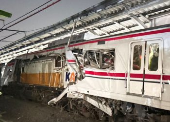 Menunggu Sinyal,Commuterline Disundul KA Cepat Argo Bromo