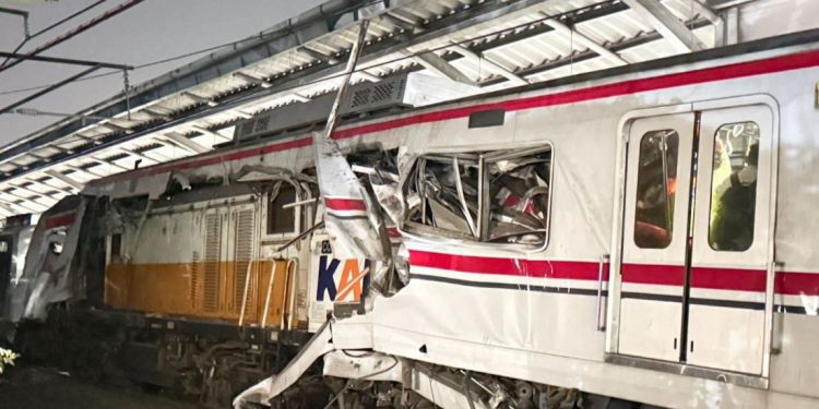 Menunggu Sinyal,Commuterline Disundul KA Cepat Argo Bromo