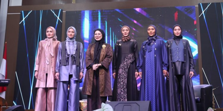 Fashion Show Nina Septiana Nugroho Curi Perhatian di Diskusi NGOBRAS Kartini Film, Musik dan Seni