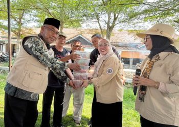 Gelar Program Qurban, IKAC Sematkan Vest Seragam ke Camat Carsono, A.P., M.M. Sebagai Simbol Keanggotaan Kehormatan