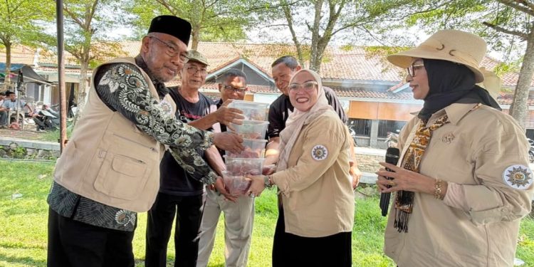 Gelar Program Qurban, IKAC Sematkan Vest Seragam ke Camat Carsono, A.P., M.M. Sebagai Simbol Keanggotaan Kehormatan