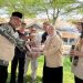 Gelar Program Qurban, IKAC Sematkan Vest Seragam ke Camat Carsono, A.P., M.M. Sebagai Simbol Keanggotaan Kehormatan