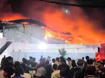 Kebakaran Hebat Landa Pabrik Plastik di Jakarta Barat