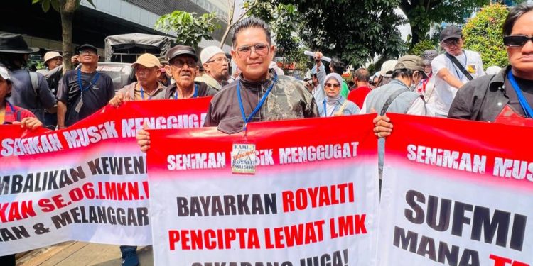 Tuntut Dibubarkan LMKN,Ratusan Musisi dan Pencipta Lagu Kepung Kantor Kementrian Hukum