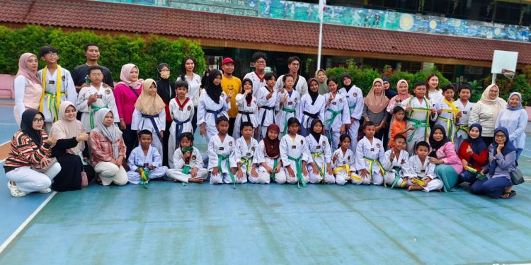 Orangtua Atlet Hadiri Penyematan Sabuk Kenaikan Tingkat Di Dojang SDN Manggarai 05.